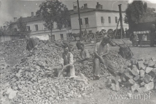 Rzeka Czech&oacute;wka w Lublinie, obr&oacute;bka materiał&oacute;w. Fotografia
