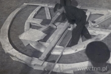 Rzeka Czech&oacute;wka w Lublinie, przygotowanie krążyn do szalowania. Fotografia