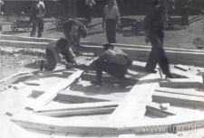 Rzeka Czech&oacute;wka w Lublinie, przygotowanie krążyn do szalowania. Fotografia