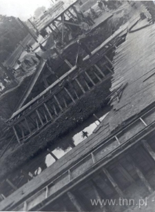 Most przy ulicy Fabrycznej w Lublinie, betonowanie przycz&oacute;łka. Fotografia