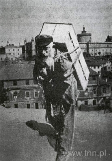 Mężczyzna na placu Po Farze w Lublinie