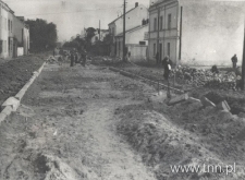 Ulica Krochmalna w Lublinie, ustawianie krawężnikow ściekowych. Fotografia