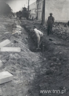 Ulica Krochmalna w Lublinie, ustawianie krawężnikow ściekowych. Fotografia