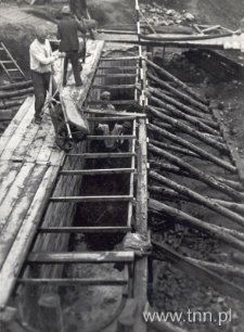 Most na ulicy Fabrycznej w Lublinie, betonowanie przyczółka. Fotografia