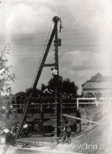 Przeszkoda na ulicy Fabrycznej w Lublinie, bicie szpicpali kafarem. Fotografia