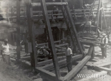Przeszkoda na ulicy Fabrycznej w Lublinie, bicie szpicpali kafarem. Fotografia