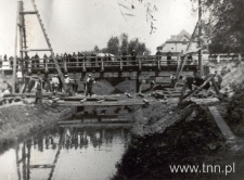Przeszkoda na ulicy Fabrycznej w Lublinie, bicie szpicpali kafarem. Fotografia