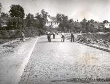 Ulica Bolesława Prusa w Lublinie, ubijanie bruku. Fotografia