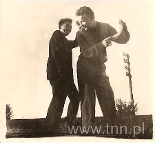 Edward Stachura z kolegą w Łazieńcu