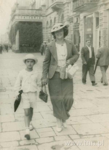 Adam Tomanek z matką na Krakowskim Przedmieściu