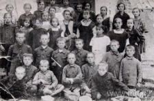 Uczniowie szkoły powszechnej w Turobinie