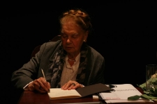 Julia Hartwig podpisuje tomik wierszy "Powroty"