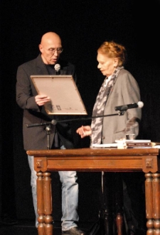 Tomasz Pietrasiewicz wręcza Julii Hartwig nagrodę Kamień