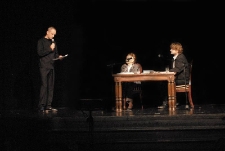 Profesor Paweł Pr&oacute;chniak wygłasza laudację nagrody Kamień