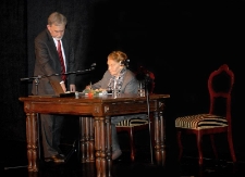 Julia Hartwig podpisuje tomik wierszy "Powroty"