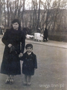 Henio Żytomirski z matką Sarą Żytomirską