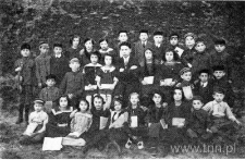 Samuel Żytomirski z uczniami szkoły Tarbut