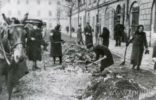 Żydzi w trakcie robót przymusowych w Krakowie
