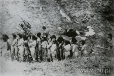 Kobiety żydowskie przed egzekucją w okolicach Międzyrzecza na Wołyniu