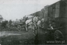 Załadunek Żydów do wagonów na stacji Pilawa