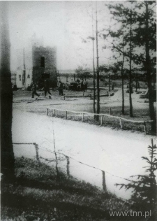 Droga obozowa i budynek zbrojowni w obozie zagałady w Treblince