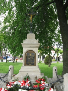 Pomnik na rynku we Frampolu