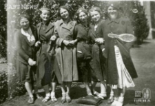 Julia Hartwig z koleżankami z klasy