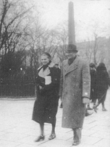 Julia Hartwig i Edward Hartwig na Krakowskim Przedmieściu w Lublinie