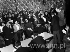 Spotkanie klubu czytelników w bibliotece w Sarcelles