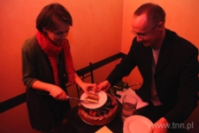 Krojenie urodzinowego tortu