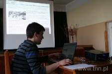 Łukasz Kowalski podczas prezentacji potalu www.singer.teatrnn.pl