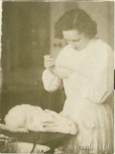 Danuta Borecka w laboratorium Ludwika Flecka