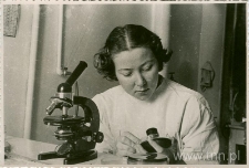 Współpracownica Ludwika Flecka Lidia Perlińska Schnejder w jego laboratorium