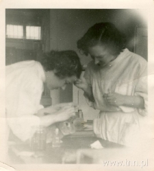 Współpracowniczki Ludwika Flecka w laboratorium