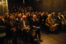 Uczestnicy uroczystości wręczenia księgi pamiątkowej prof. Elżbiecie Wolickiej