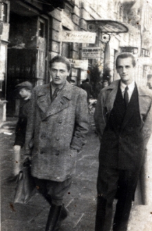 Nimrod Ariav z kolegą na ulicy w Łodzi