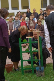 Zasadzenie krzewu winnego na dziedzińcu Zespołu Szk&oacute;ł nr 4 w Lublinie