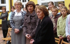 Zasadzenie krzewu winnego na dziedzińcu Zespołu Szk&oacute;ł nr 4 w Lublinie