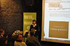 Dominika Majuk podczas prezentacji serwisu internetowego www.sprawiedliwi.teatrnn.pl