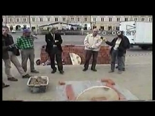 Prof. Władysław Panas wmurowuje kamień węgielny pod budowe pieca chlebowego