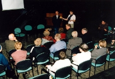 Promocja książki Elżbiety Cichej - Starnawskiej "Olszynowe kr&oacute;lewstwo". Witold Dąbrowski wraz z widownią