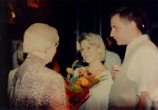 Goście wręczają kwiaty Stanisławie Siurawskiej