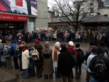 Uczestnicy wydarzenia "Listy do Czechowicza" na placu przed Galeria Centrum