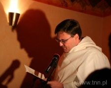Ojciec Robert Głubisz podczas odczytywania fragmentu "Poematu o mieście Lublinie"