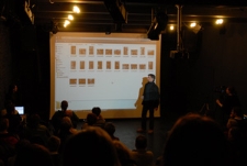 Marcin Fedorowicz omawia fotografie podczas promocji albumu "Lublin 1940. Max Kirnberger. Fotografie getta"