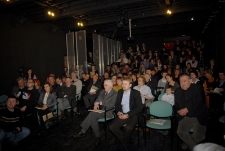 Publiczność czyta fragment "Poematu o mieście Lublinie" podczas 107 urodzin J&oacute;zefa Czechowicza