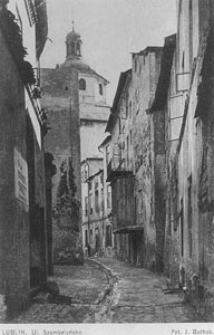 Ulica Szambelańska w Lublinie z widokiem na Bramę Krakowską