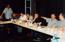 Uczestnicy spotkania z Adamem Michnikiem w ramach promocji książki &bdquo;Kości&oacute;ł, lewica, dialog&rdquo;