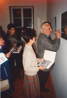 Edward Hartwig i uczestnicy wernisażu