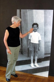 Neta Żytomirska-Avidar przy zdjęciu Henia Żytomirskiego